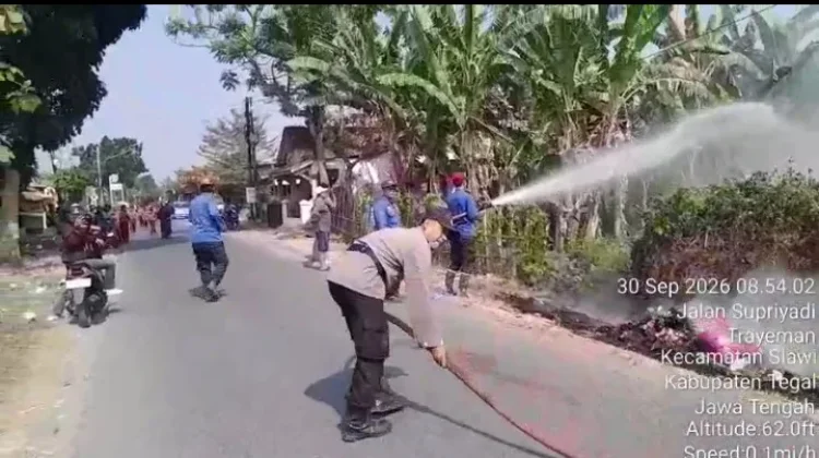 Polsek Slawi bersama Damkar Padamkan Kebakaran Lahan di Trayeman