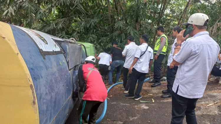 Truk Tangki Bantuan Air Bersih Terguling di Bobotsari, Polisi Cepat Evakuasi