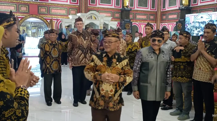 Guru Sejarah dan Bahasa Jawa MGMP Jateng Kunjungi Kraton Majapahit Jakarta