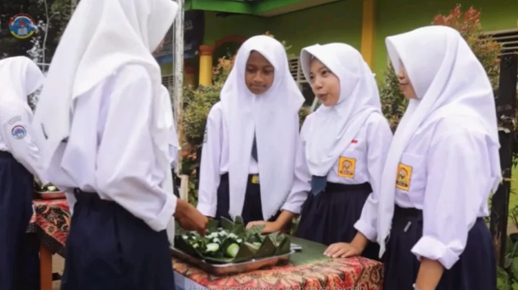 SMPN 3 Pagedongan Sulap Kebun Singkong Jadi Laboratorium Hidup