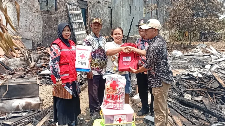PMI Kabupaten Tegal Salurkan Bantuan Warga Terdampak Kebakaran di Karangwuluh