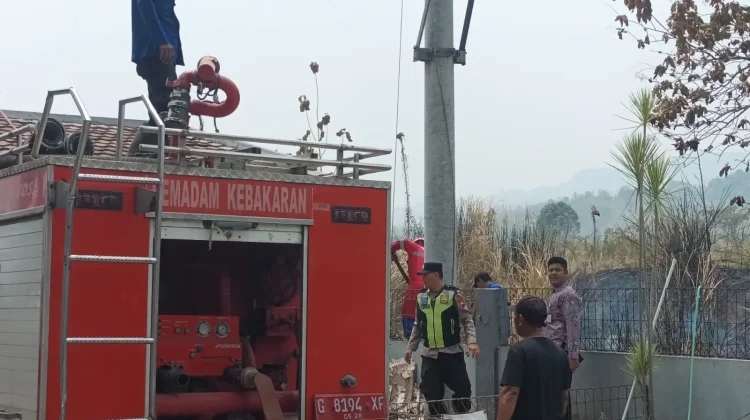 Polsek Lebaksiu Bersama Damkar Padamkan Kebakaran Lahan di Desa Kajen