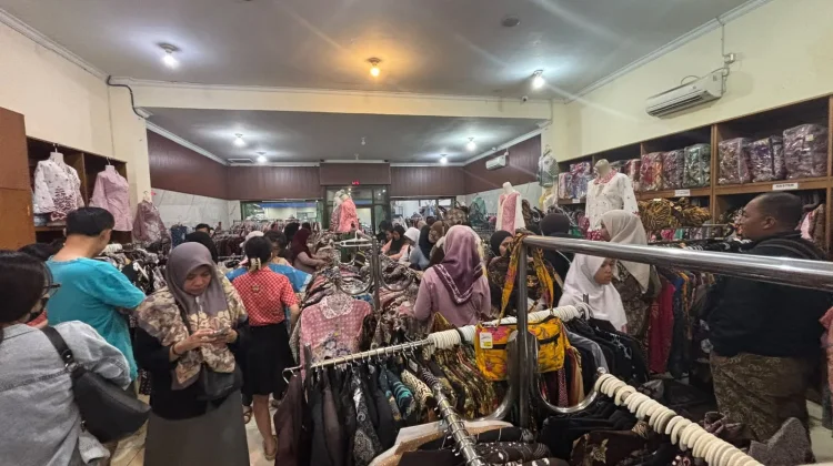 Hari Batik Nasional Dongkrak Omzet Pedagang Batik di Purwokerto
