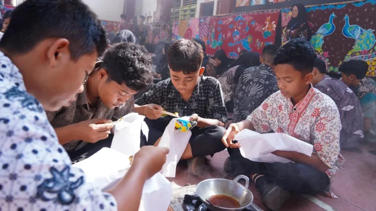 Libatkan 1.000 Pelajar Membatik Kolosal di Kebumen