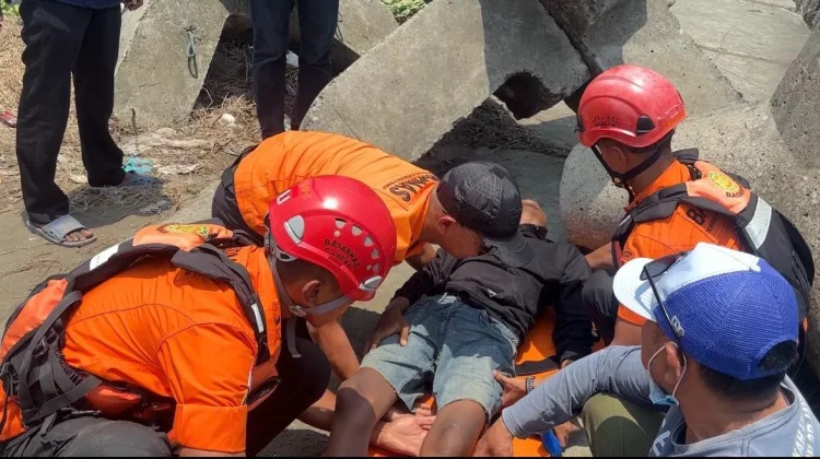 Pemancing Jatuh di Dermaga Cilacap, Basarnas Lakukan Pertolongan