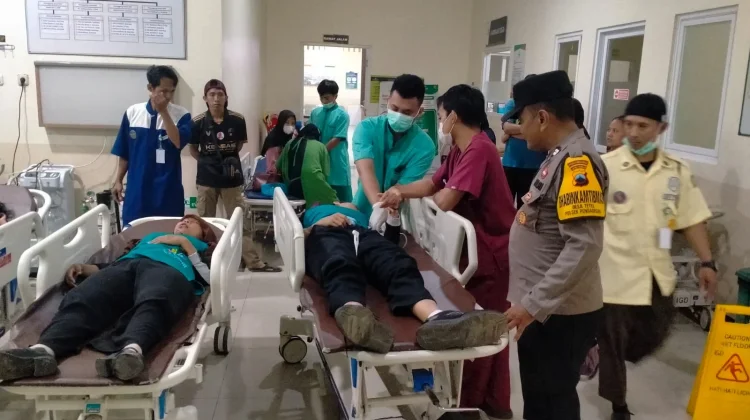 Dua Sepeda Motor Tabrakan di Pengadegan, Polisi Evakuasi Korban ke Rumah Sakit