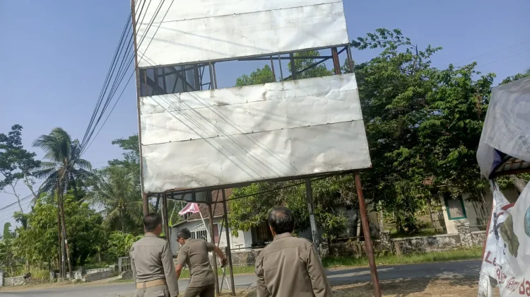 Papan Reklame Rusak di Kejawar Dikeluhkan Warga, Satpol PP Langsung Bertindak