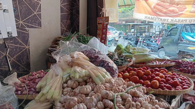 Harga Bawang Melambung di Pasar Trayeman, Pembeli Menyesuaikan Belanja