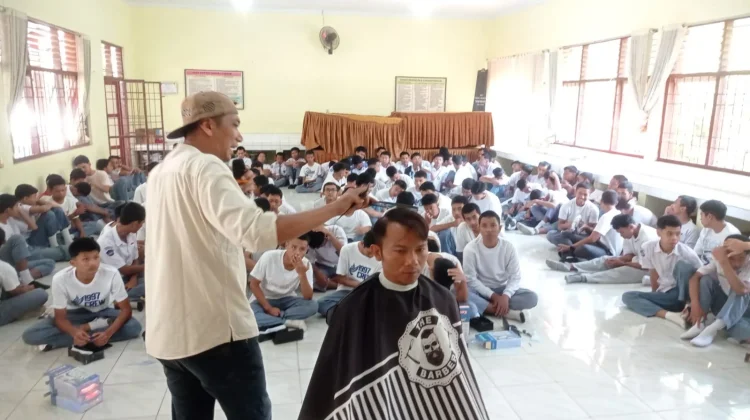 Murid SMAN 1 Sigaluh Belajar Jadi Barber Profesional