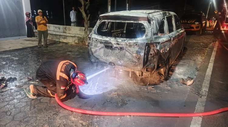 Diduga Korsleting, Mobil Terbakar saat Melintas di Jalan Raya Slarang