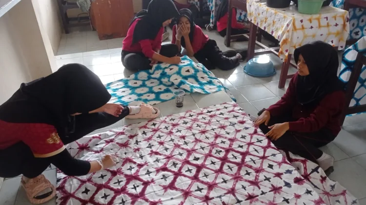 Siswa SMAN 1 Sigaluh Banjarnegara Belajar Membuat Batik Shibori