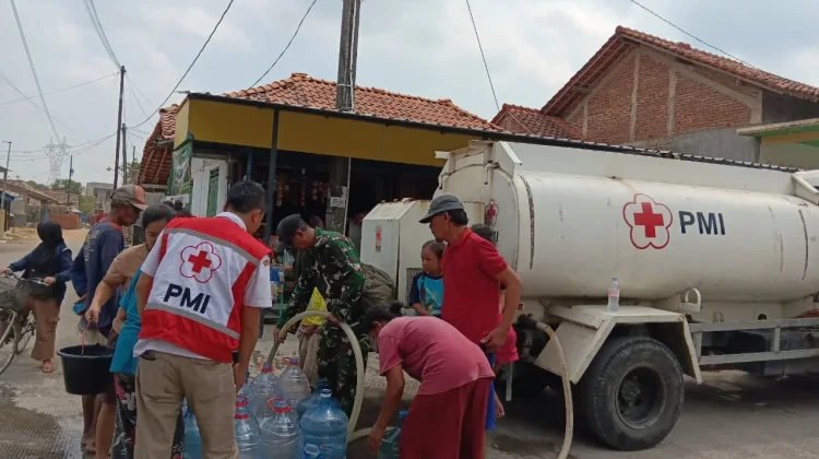 Sumber Air Menyusut, PMI Kabupaten Tegal Salurkan Bantuan Air ke Desa Kendayakan