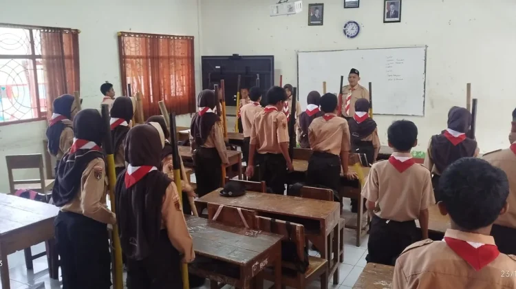 Hujan! Pramuka SMP Negeri 3 Kedungbanteng Berlatih PBB Tongkat di Ruang ...