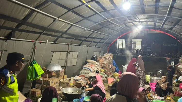 Harapan Pengungsi, Personel Polres Tegal Menjaga Tanah Bergerak