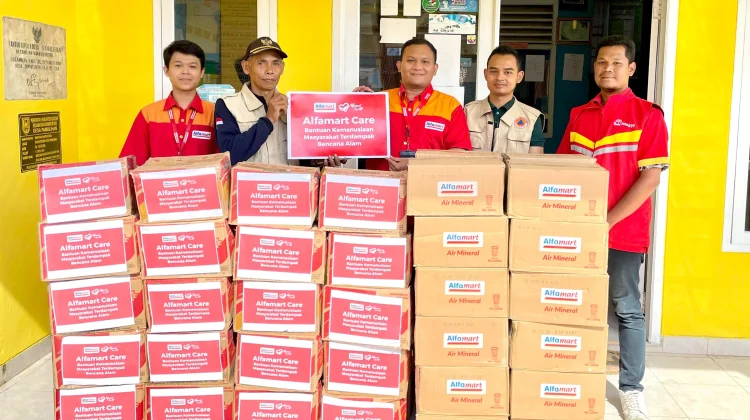 Alfamart Quick Response Bantu Warga Terdampak Longsor Kalipada