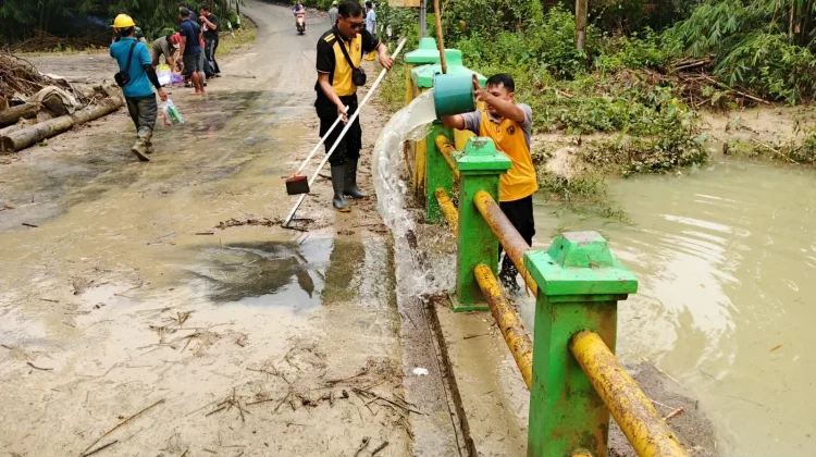 Tiga Pilar Kecamatan Kedungbanteng Gelar Aksi Bersih Sungai