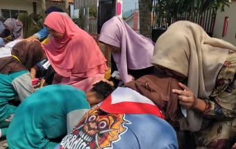 Haru Warnai Penutupan MPLS SMPN 4 Kedungbanteng, Siswa Basuh Kaki Orang Tua