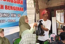 Siswa SDN Lebaksiu 01 Salurkan Bantuan Korban Tanah Bergerak di Kajen