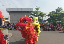 Ada Barongsai di Stasiun Purwokerto, Masyarakat Antusias Menonton