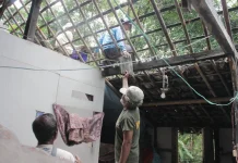 Nurcholis Gotong Royong Bantu Renovasi Rumah Sarnewi