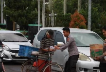 Polresta Cilacap Turun Jalan, Tebar Kebaikan Ramadan