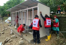 Relawan WASH PMI Kabupaten Tegal Bangun MCK di Pengungsian Padasari