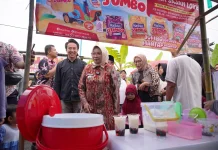 Bupati Lilis Borong Dagangan, Beri Uang Jajan