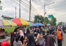 Antusias Masyarakat Serbu Takjil Trotoar SMAN 2 Purwokerto