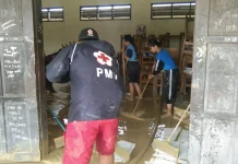 PMI dan Siswa Bersihkan SMPN 2 Suradadi dari Lumpur Sisa Banjir