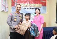 Polres Kebumen Salurkan Bantuan Alat Sekolah untuk Pelajar