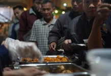 Buka Gratis Prasmanan, Masjid Ini Sediakan 600 Porsi Per Hari