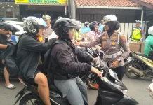 Satlantas Polres Tegal Bagikan Takjil Kepada Pengguna Jalan