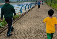 Warga Manfaatkan Kolam Retensi Menara Pandang untuk Olahraga Sambil Ngabuburit