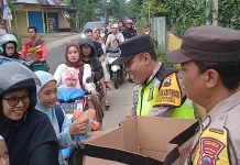 Kapolsek Kejobong Turun Langsung Bagikan Takjil ke Pengguna Jalan