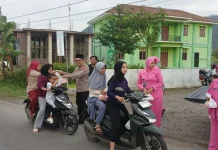 Patroli Ngabuburit Meriah, Polsek Karangsambung Bagikan 100 Paket Takjil