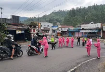Polsek Karangreja dan Bhayangkari Bagikan 100 Paket Takjil