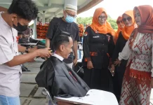 Srikandi Pemuda Pancasila Kota Tegal Gelar Potong Rambut Gratis