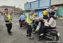 Polsek Bobotsari Bagikan 100 Bungkus Takjil untuk Warga