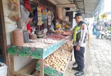 Kapolsek Bobotsari Cek Harga dan Ketersediaan Bapokting di Pasar