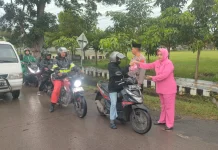 Berkah Ramadhan, Polsek Dukuhwaru Bagi-bagi Takjil jelang Berbuka Puasa