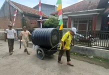 Warga Cikuya Bahu-Membahu Distribusikan Toren Air TMMD untuk Fasilitas Ibadah
