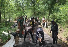 Sinergi Lintas Matra, Prajurit TNI AL Terjun Bangun Desa Terpencil