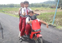 Senyum di Atas Aspal Baru, Anak-Anak Cikuya Sambut Wajah Baru Desa