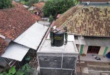 Satgas TMMD Pasang Toren Air di Mushola Al-Badriah Desa Cikuya