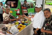 KPI Bagi-bagi Ratusan Radio ke Abang Becak dan Sopir Angkot