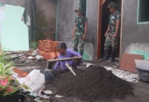 Semangat Ibu Rastip Warnai Renovasi Rumah RTLH