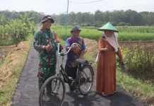 Kini Jalan Cikuya Mudahkan Petani Angkut Hasil Bumi dengan Sepeda