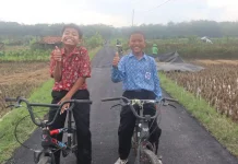 Keceriaan Anak Cikuya Mencoba Gowes Sepeda diatas Aspal Jalan Baru