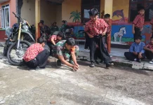 Hangatnya Kebersamaan, Kopka Sigit Bermain Kelereng  Desa Anak Cikuya