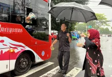 DWP RRI Purwokerto Berbagi Takjil Kepada Masyarakat Sekitar
